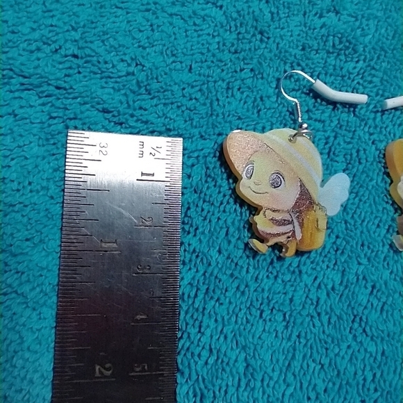 Cute bee with hat backpack wire earrings - Picture 3 of 3